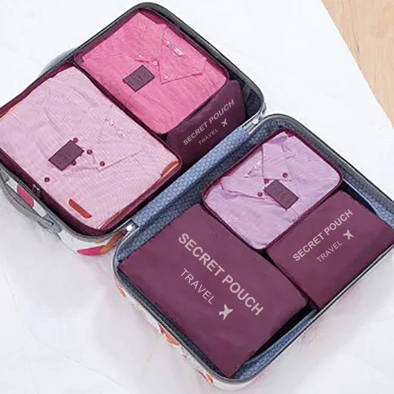 Kit organiseur de valise 6 pièces coloris Bordeaux rangé dans une valise ouverte