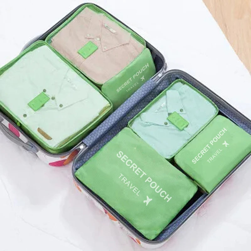 Kit organiseur de valise 6 pièces coloris Vert rangé dans une valise ouverte