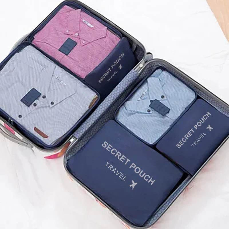 Kit organiseur de valise 6 pièces coloris Bleu Marine rangé dans une valise ouverte