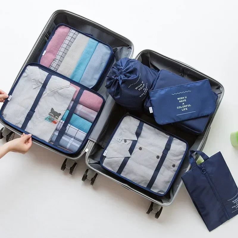 Kit organiseur de valise 7 pièces Bleu Marine rangé dans une valise ouverte