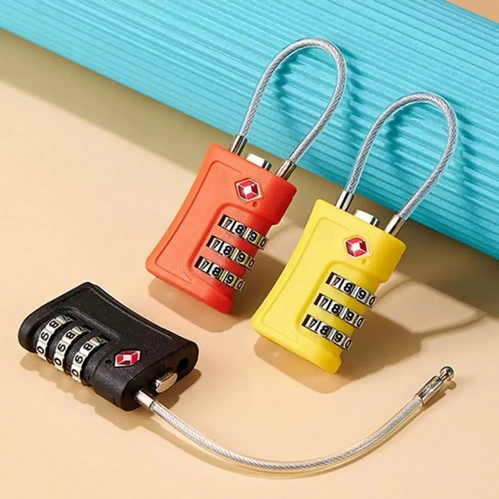 Cadenas TSA noir avec câble acier fixé sur une sangle de sac de voyage